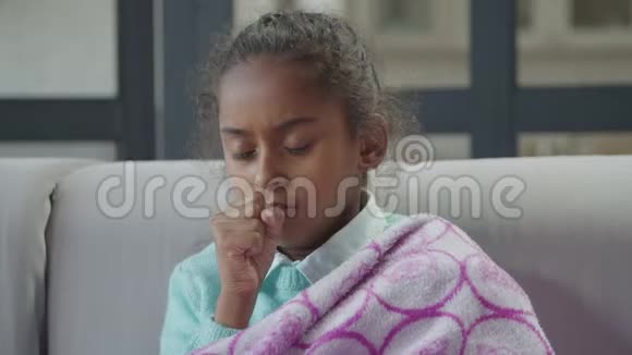 生病的非裔美国女孩在家咳嗽视频的预览图