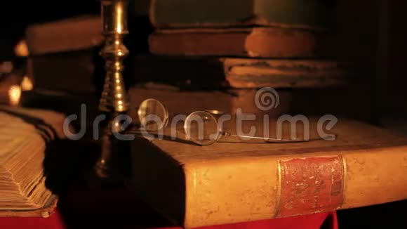 壁炉前的旧书和眼镜视频的预览图