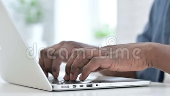 关闭年轻的非洲男子手按键盘打字视频的预览图