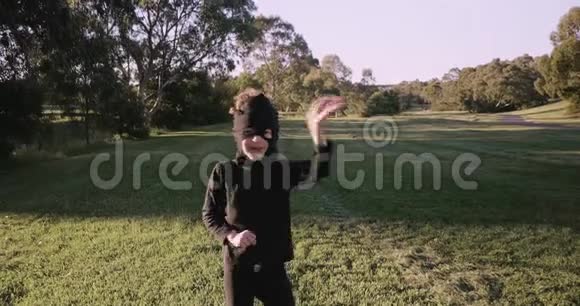 小男孩戴着自制的忍者面具穿着黑色服装练习忍者动作忍者跳跃踢腿到处跑视频的预览图