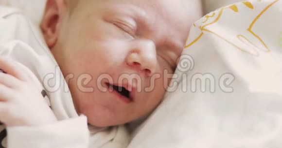 婴儿睡午觉睁开眼睛后打哈欠的肖像视频的预览图