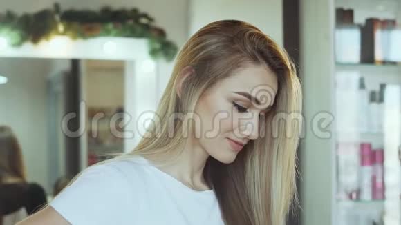 美容院美女对着镜头微笑的画像视频的预览图