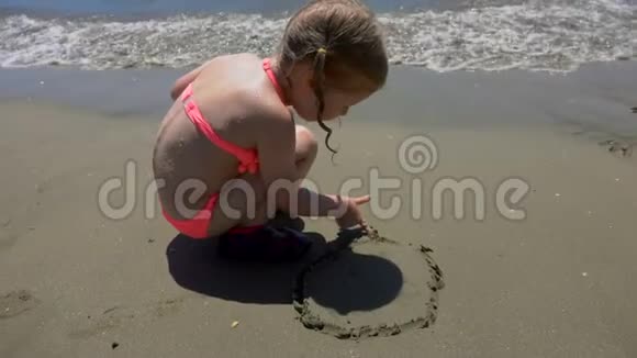女孩把手伸向沙滩上的太阳视频的预览图