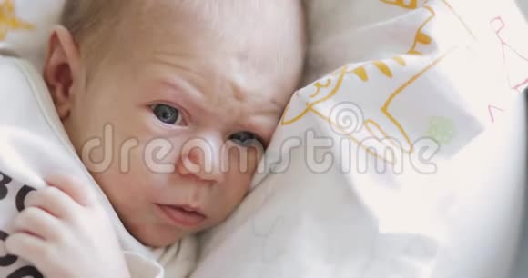 情绪激动的脸额头上有皱纹的小新生婴儿视频的预览图