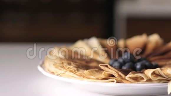 午餐和晚餐吃早餐一盘放着蓝莓的煎饼视频的预览图