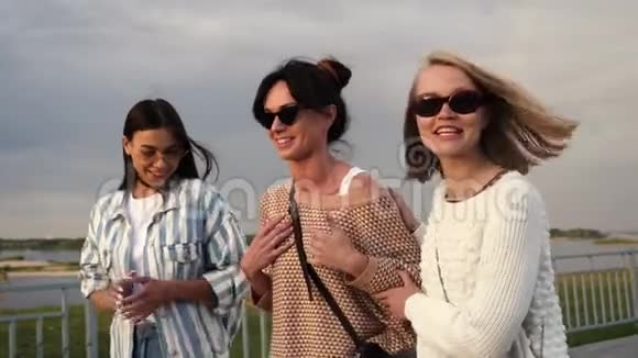 夏天三个女朋友快乐散步视频的预览图