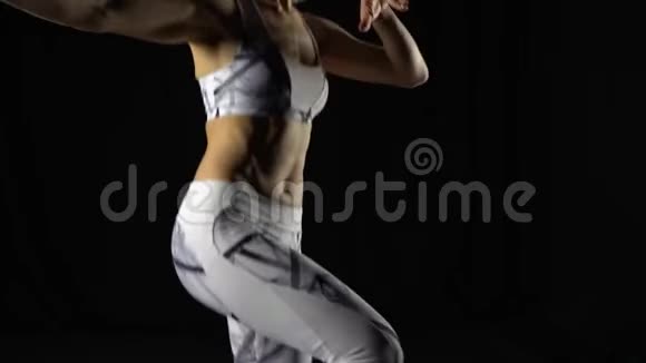 特写动作女人身体在kangoo跳鞋做运动视频的预览图