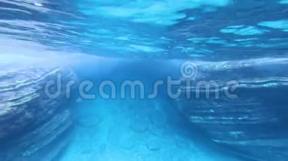 海平面下洞穴入口的水下景观视频的预览图