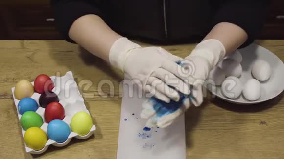复活节彩蛋在厨房用蓝色发亮的颜色染色假日艺术装饰理念视频的预览图