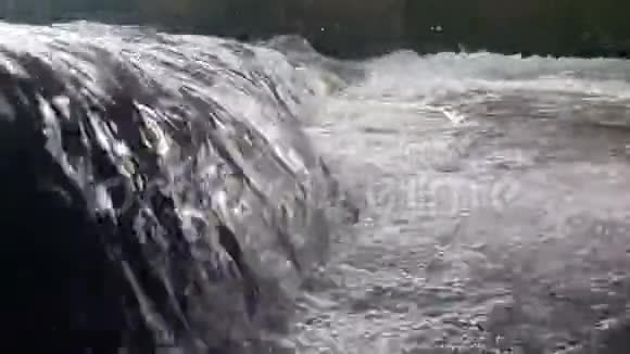 一个小瀑布流入一个小瀑布视频的预览图