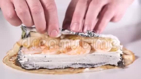 男人用馅卷一个煎饼亚洲食物餐馆里的快餐视频的预览图