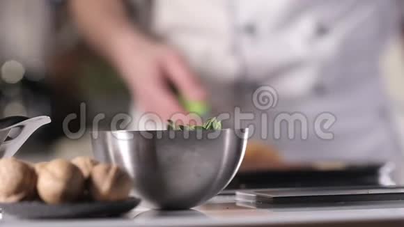 厨师的制服是煎薄饼加热锅并翻它与刮刀视频的预览图
