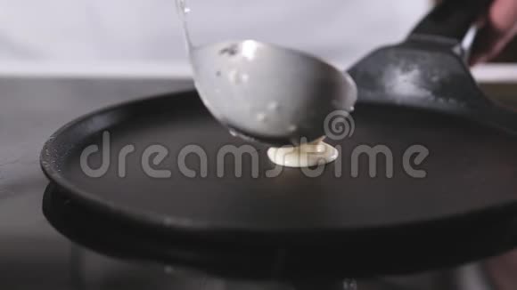 男厨师在热锅里准备煎饼烹饪煎饼的过程视频的预览图