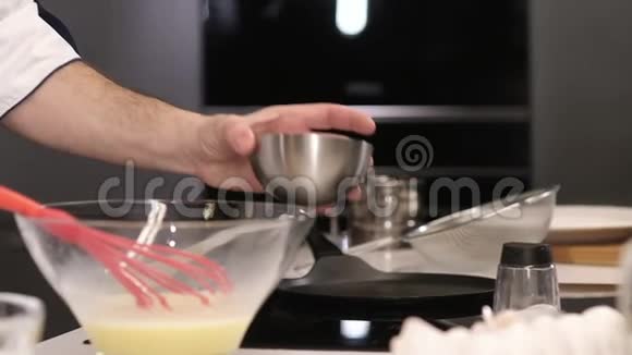 厨师用打好的鸡蛋把糖或盐倒入碗里美食早餐视频的预览图