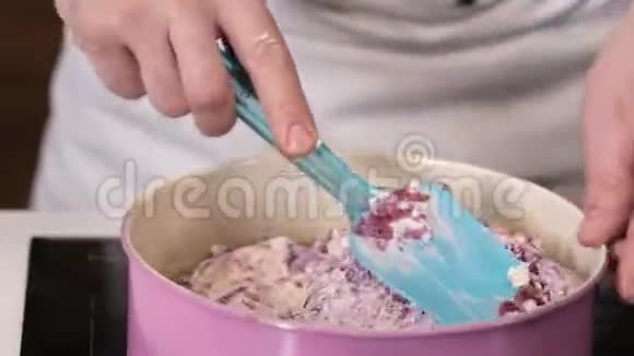 在烤盘中用刮刀填充奶油派糕点店视频的预览图
