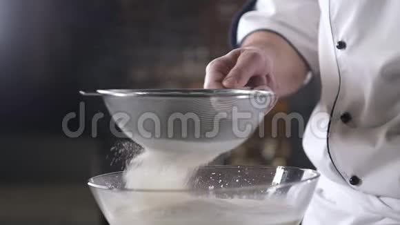 男人手通过烘烤筛筛筛面粉视频的预览图