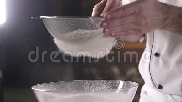 厨师倒面粉准备烘焙美味饼干的原料视频的预览图