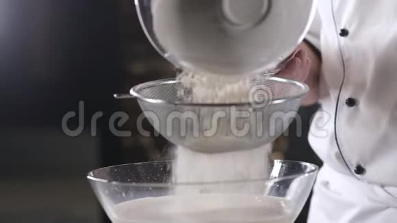 厨房里的厨师把小麦粉倒入过滤器和筛准备意大利面视频的预览图