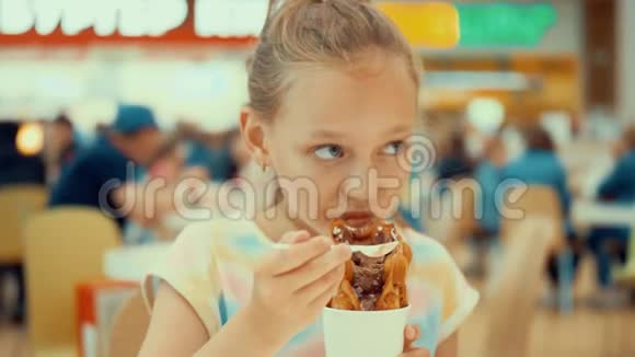 美女吃冰淇淋华夫饼咖啡厅视频的预览图