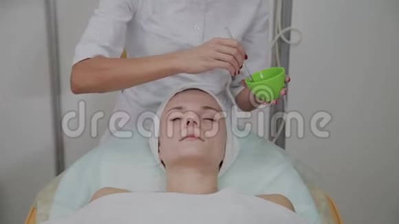 专业美容师在病人脸上戴面具视频的预览图