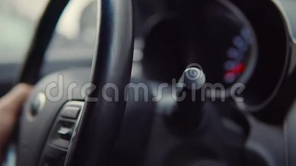 汽车司机在车里摆弄杠杆视频的预览图