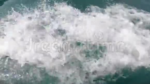 用快艇轨迹中的泡沫特写海浪视频的预览图