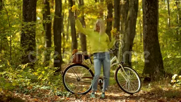滑稽的表情和疯狂的人秋天的女人穿着秋装落叶笼罩着大自然的背景自由概念视频的预览图