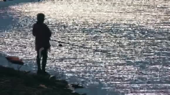 日落时海边的渔夫视频的预览图