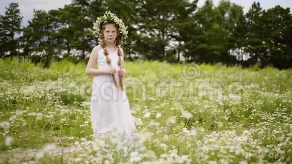 妈妈在花圃里给女儿拍了一张戴着花环的裙子视频的预览图