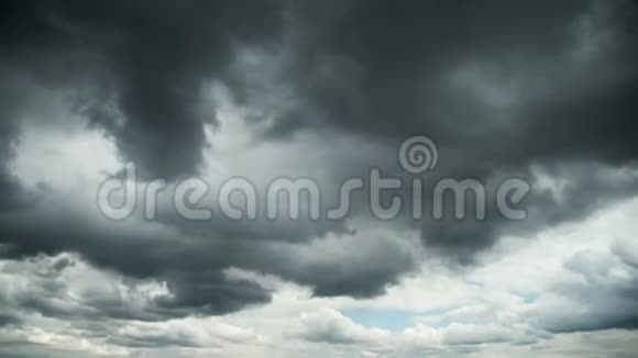 天空中的风暴云正在城市的房屋上空移动时间间隔视频的预览图