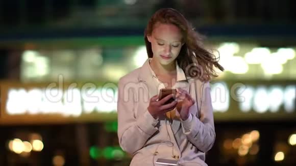 年轻女子在使用手机时充电视频的预览图