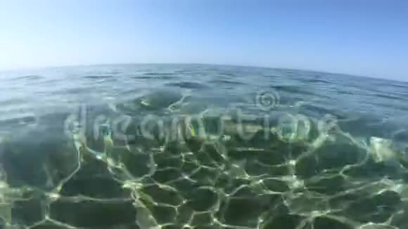 晶莹剔透的海水一半水下视频的预览图