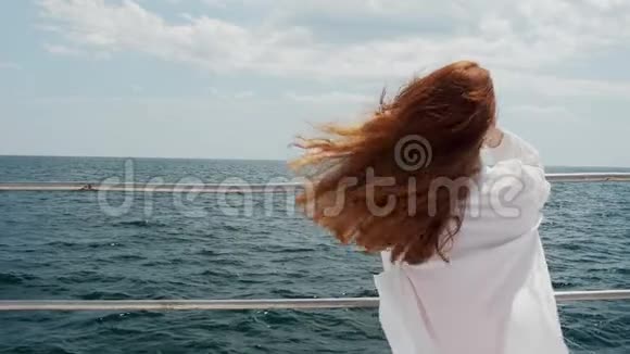 女孩和大海之间的船的旧栅栏女孩在海浪的背景下享受夏天的天气视频的预览图