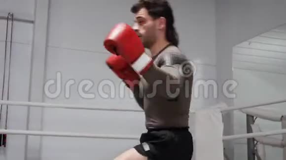 拳击教练展示和解释运动员腿部吹气技术踢在戒指上视频的预览图