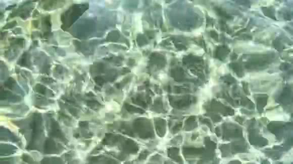 海水表面和涟漪太阳光线进入水中视频的预览图