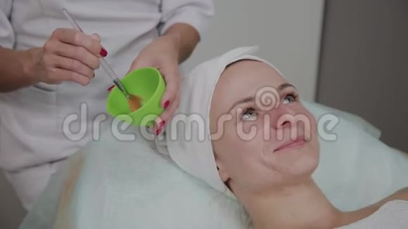 专业美容师在病人脸上戴面具视频的预览图
