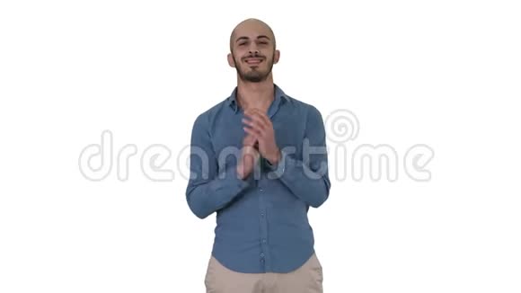 站着的阿拉伯青年拍着他的手在白色背景上微笑视频的预览图