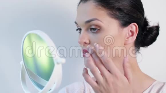 女人脸上涂化妆霜视频的预览图