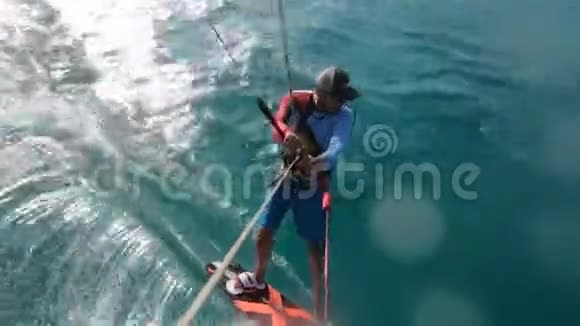 一名风筝冲浪者在海上高速滑行的动作镜头视频的预览图