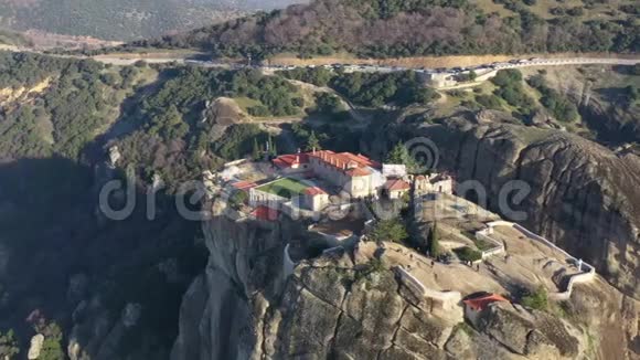 三位一体修道院的空中景色和喀兰巴卡日落时山谷和标志性峡谷的惊人图片视频的预览图