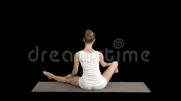 冷静的漂亮女人做瑜伽运动坐在瑜伽姿势阿尔法频道视频的预览图