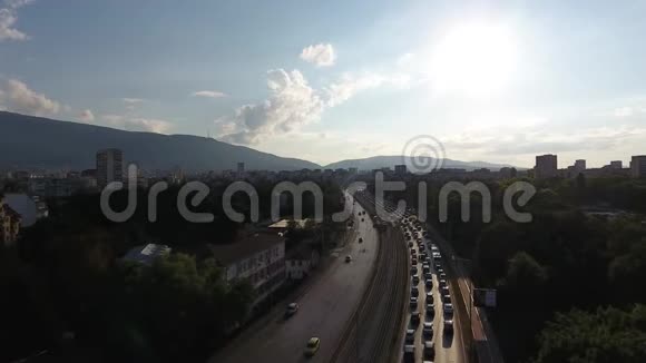 保加利亚索非亚交通堵塞的空中景观视频的预览图