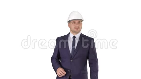 职业建筑师正在行走拿着蓝图这个人戴着白色背景的头盔视频的预览图