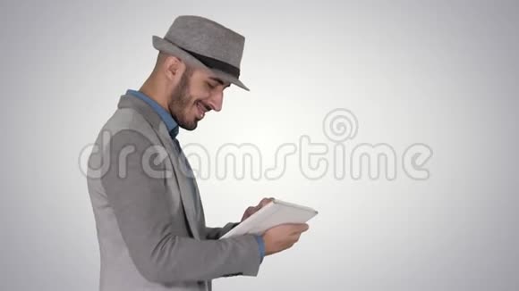 休闲男子使用平板电脑和微笑同时醒来的梯度背景视频的预览图