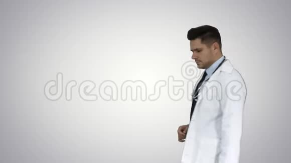 男医生医学专业人士做点手势并在背景上呈现一些梯度视频的预览图