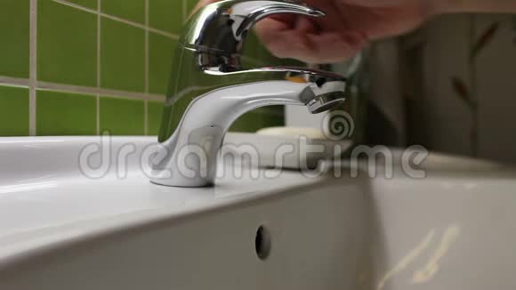 人在洗手台上洗手视频的预览图