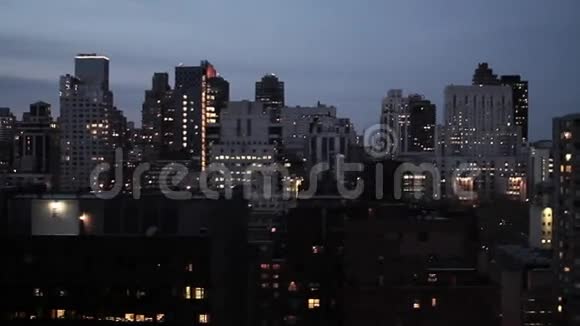 纽约市夜景天际线跟踪拍摄视频的预览图