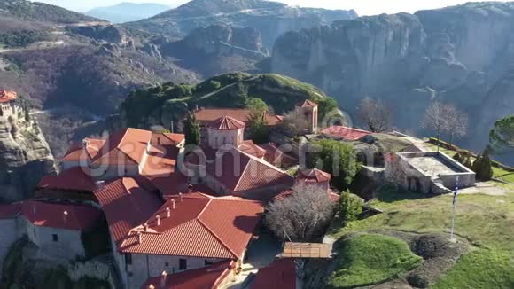 希腊卡兰巴卡Varlaam修道院的空中景观以及Meteora山谷和标志性峡谷的惊人图片视频的预览图