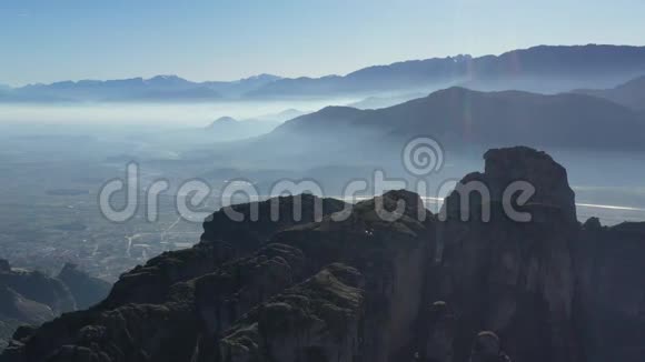 从空中俯瞰教科文组织纪念碑Meteora山峦希腊的地标雾霭笼罩山谷视频的预览图