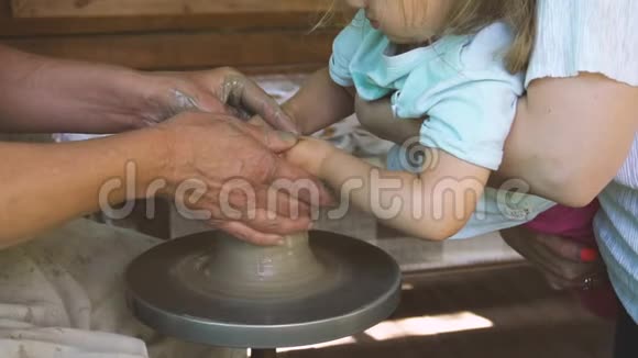小女孩学习如何在陶器车间制作杯子视频的预览图